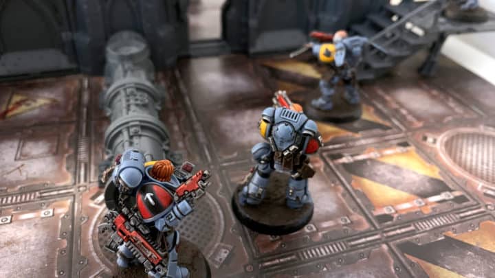 Figuren aus dem Videospiel-Brettspiel Kill Team. Es sind drei Space Marine Tabletop Spielfiguren zu sehen.