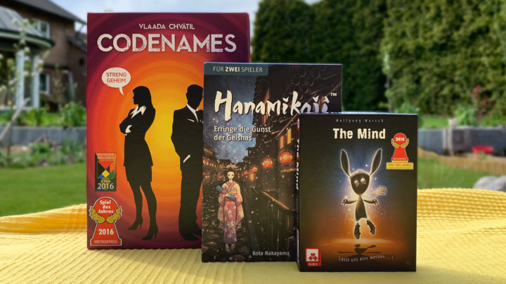 Drei Reisespiele für unterwegs: Codenames, Hanamikoji und The Mind.