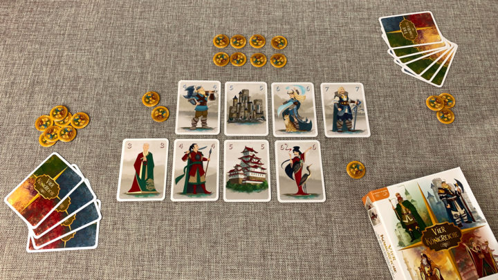 Spielfeld des Kartenspiels "Vier Königreiche" für zwei Spieler.