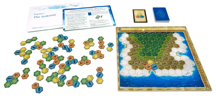 Für unseren My Island Test haben wir das Spielfeld für zwei Spieler aufgebaut. Oben befinden sich der Nachziehstapel, unten das Spielfeld und die Legeplättchen für einen Spieler.