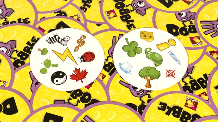 Karten aus dem Kinderspiel Dobble. Auf diesem Paar sind die Baum-Symbole doppelt.